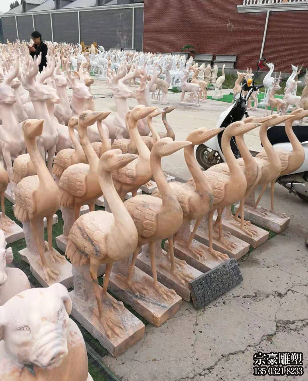 晚霞紅草坪動物石雕擺件